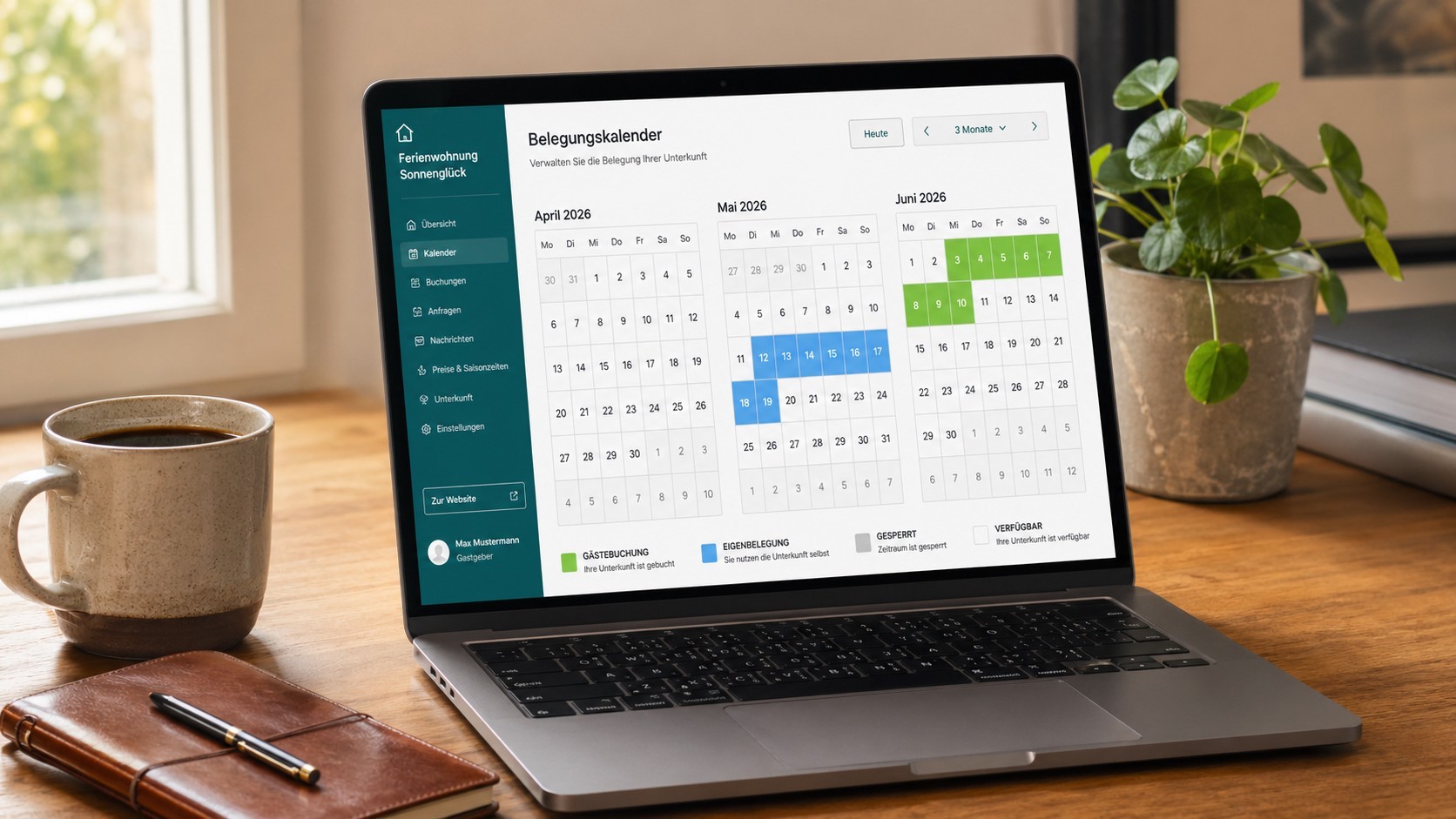 Laptop zeigt Belegungskalender für Ferienwohnungen, mit grün und blau hervorgehobenen Daten.