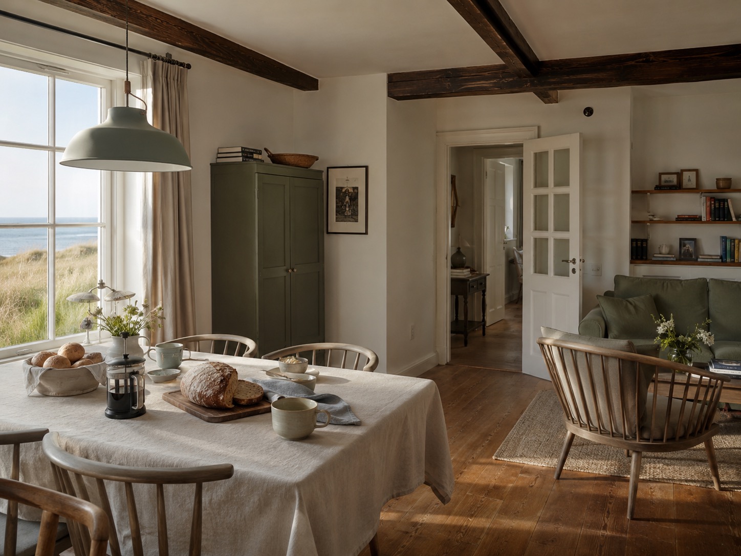 Esszimmerblick in einer Ferienwohnung mit Meerblick; Einrichtung für Gäste auf Rügen.